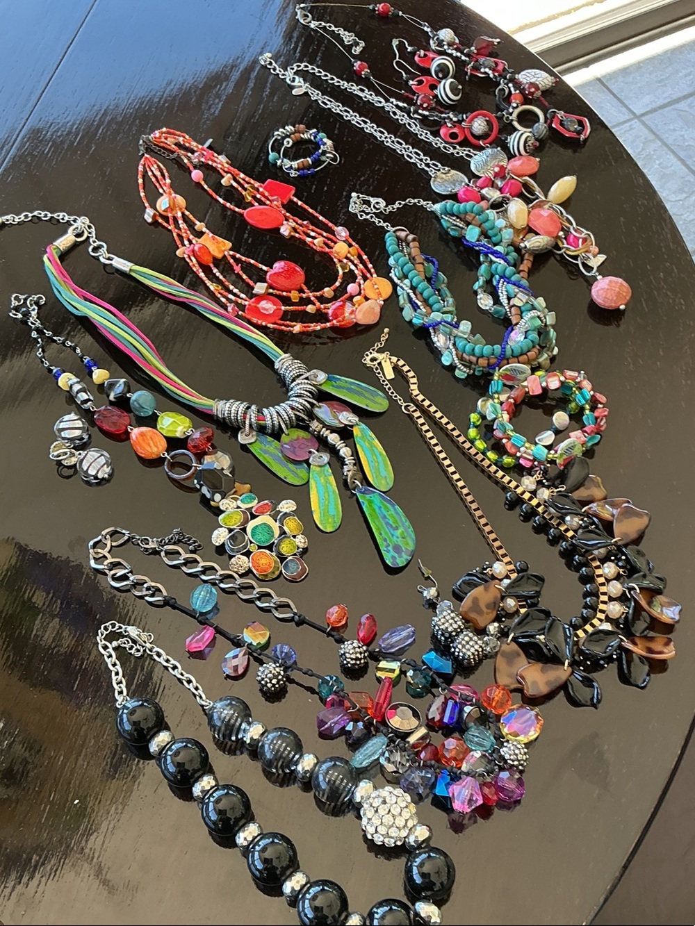 Mixed-Color Women's Fashion Necklace Set - Colorful Statement Pieces